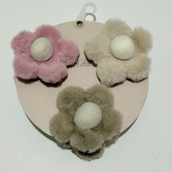 Set of 3 Piper K Plush Flower Hair Claw Clips in Beige, Pink, and Taupe, NWT - Picture 4 of 5